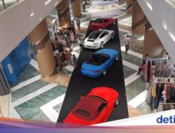 Ampun! Bocah Tiduran Hingga Kap Mesin BMW M4 dan Mainan Hingga Atas Kendaraan Pribadi Pameran