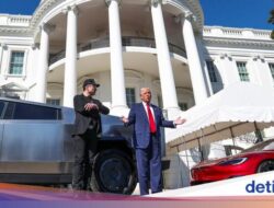 Dulu Lempar Pujian, Trump Kini Mau Jual Mobil Listrik Tesla Miliknya