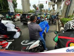 Kendaraan Bermotor Roda Dua Neduh Hingga Bawah Jembatan Penyeberangan, Siap-siap Ditilang
