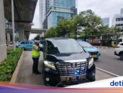 Tilang ETLE Bisa Jepret Pemobil Gaya-gayaan Pakai Strobo-Sirine?
