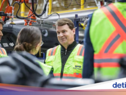 Bos Ford Blak-blakan Sebut Tertinggal 25 Tahun Bersama Produsen Kendaraan Pribadi China