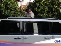 Ada Bangku tapi Kelihatan Berdiri